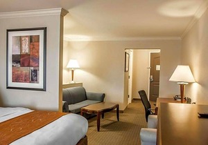 2-Star Hotel ∙ Comfort Suites Cincinnati North