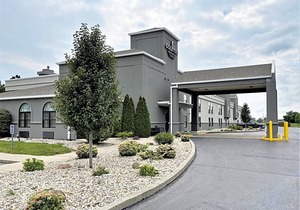 2-Star Hotel ∙ Country Inn & Suites by Radisson, Greenfield, IN
