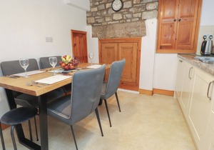 2 THE SQUARE, family friendly, with a garden in Grassington