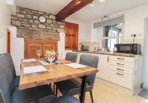 2 THE SQUARE, family friendly, with a garden in Grassington