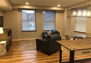 205 New Downtown apartment living - Queen - Wi-Fi