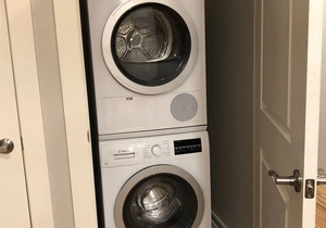 205 New Downtown apartment living - Queen - Wi-Fi