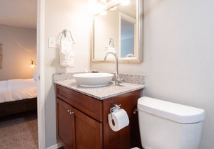 2B w/Comfy King Beds Near Downtown / with WiFi