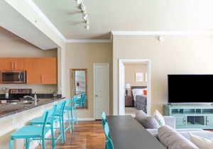 2BR/2BA Executive Suite With Pool, Gym & Fast WiFI