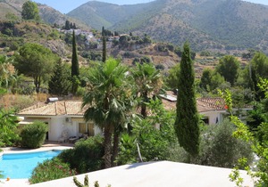 3 Apartments in a country villa with a garden and sea views