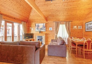 3 bedroom accommodation in Tilford, Farnham