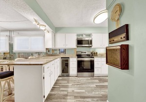 3 Bedroom Deluxe Modern beach condo with balcony beach access - Shoreline Beach