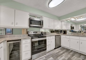 3 Bedroom Deluxe Modern beach condo with balcony beach access - Shoreline Beach