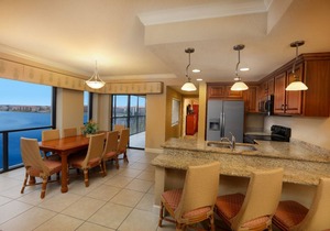 3 Bedroom Luxury Condo, sleeps 12.minutes from Disney, Universal Studios & More