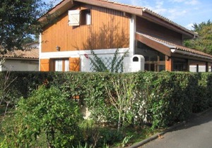 3-Bedroom Villa with Parking and Pool Access