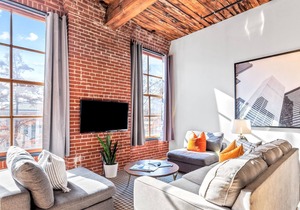 3 BR DWTN Loft✦Walk to Attractions✦Pet Friendly