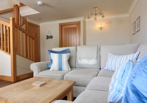 3 COURT COTTAGE, HILLFIELD VILLAGE in Dartmouth