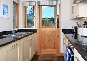 3 COURT COTTAGE, HILLFIELD VILLAGE in Dartmouth