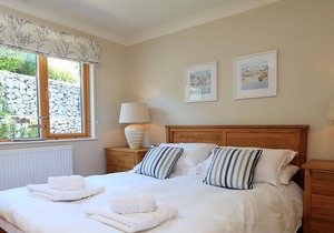 3 COURT COTTAGE, HILLFIELD VILLAGE in Dartmouth