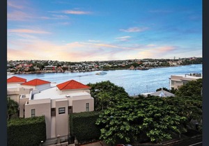 312 south car park 85 · Classic Woolstore river views apartment