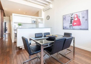 312 south car park 85 · Classic Woolstore river views apartment