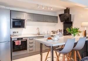 32 THE SALCOMBE, country holiday cottage, with pool in Salcombe