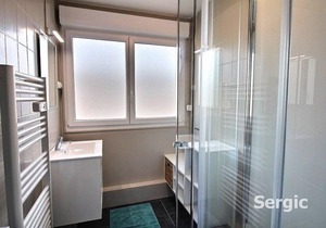 3ESPLANADE : ideally located, Appt face mer 5 pers, emplct parking privé