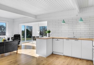 4 bedroom awesome home in Dronningmølle