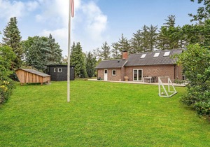 4 bedroom lovely home in Knebel