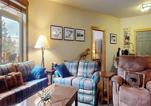 5-Star & Large Floor Plan, Balcony. Quiet Location, Pool & Hot Tub On-site