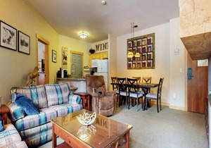 5-Star & Large Floor Plan, Balcony. Quiet Location, Pool & Hot Tub On-site