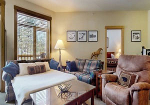 5-Star & Large Floor Plan, Balcony. Quiet Location, Pool & Hot Tub On-site
