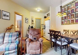 5-Star & Large Floor Plan, Balcony. Quiet Location, Pool & Hot Tub On-site