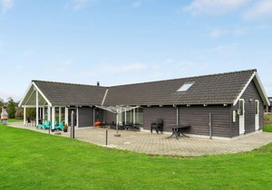 6 bedroom amazing home in Idestrup