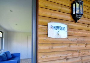 6 PINEWOOD RETREAT, family friendly, with pool in Lyme Regis