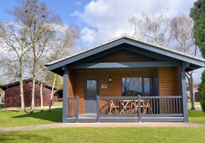 6 PINEWOOD RETREAT, family friendly, with pool in Lyme Regis