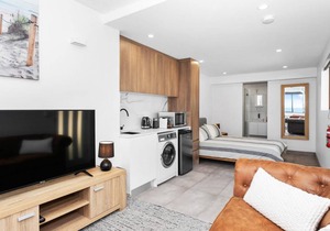 67 South Pacific Crescent - Studio Apartment
