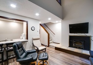 68SW - Fireplace - Washer/Dryer - Wi-Fi - Dishwasher- Sleeps 4 by RedAwning