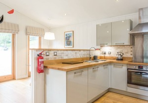 7 WATER'S EDGE, pet friendly, luxury holiday cottage in Lanreath