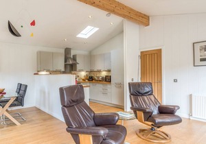 7 WATER'S EDGE, pet friendly, luxury holiday cottage in Lanreath