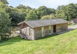 7 WATER'S EDGE, pet friendly, luxury holiday cottage in Lanreath