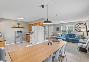 8 min to Ark, Playroom, Sleeps 12 on Quiet Street