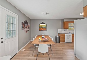 8 min to Ark, Playroom, Sleeps 12 on Quiet Street