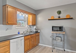 8 min to Ark, Playroom, Sleeps 12 on Quiet Street