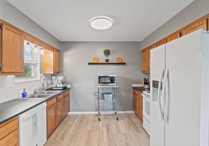 8 min to Ark, Playroom, Sleeps 12 on Quiet Street