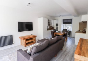 8 WATERHEAD TERRACE, family friendly in Ambleside