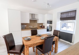 8 WATERHEAD TERRACE, family friendly in Ambleside