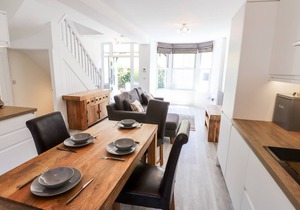 8 WATERHEAD TERRACE, family friendly in Ambleside