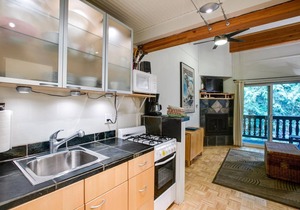 94SLL - Inexpensive - Fireplace - WiFi - Sleeps 4 by RedAwning