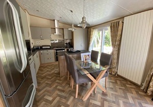 A spacious lodge with one master double with en suite shower room.