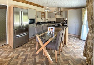 A spacious lodge with one master double with en suite shower room.