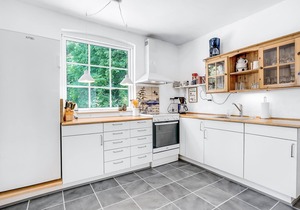 A very spacious vacation home on two floors with room for 11 guests in 5 bedrooms.