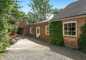 A very spacious vacation home on two floors with room for 11 guests in 5 bedrooms.