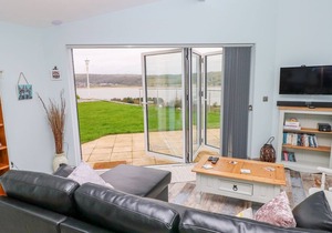 ABERFA, pet friendly, luxury holiday cottage in Ferryside