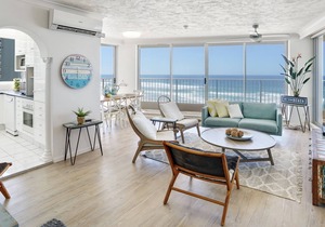 ABSOLUTE BEACHFRONT MAIN BEACH - GORGEOUS BEACH THEMED PROPERTY